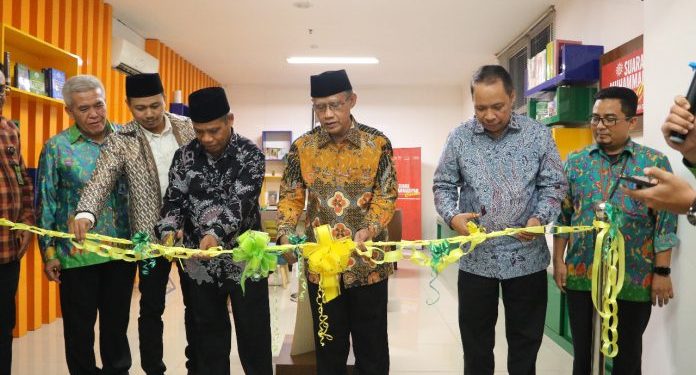 Haedar Nashir Resmikan “Muhammadiyah Corner” di Perpustakaan UMSU